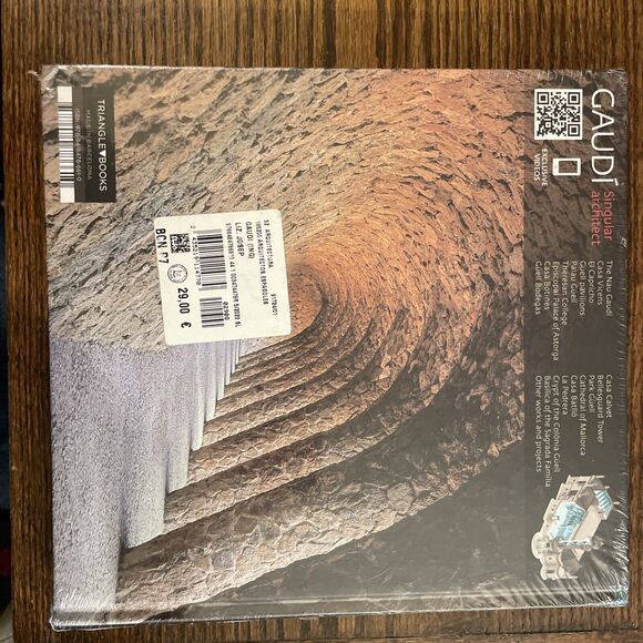 Antoni Gaudí, Singular Architect by Liz, Vivas & Pla, Hardcover Book 2022 Modern - Picture 4 of 7